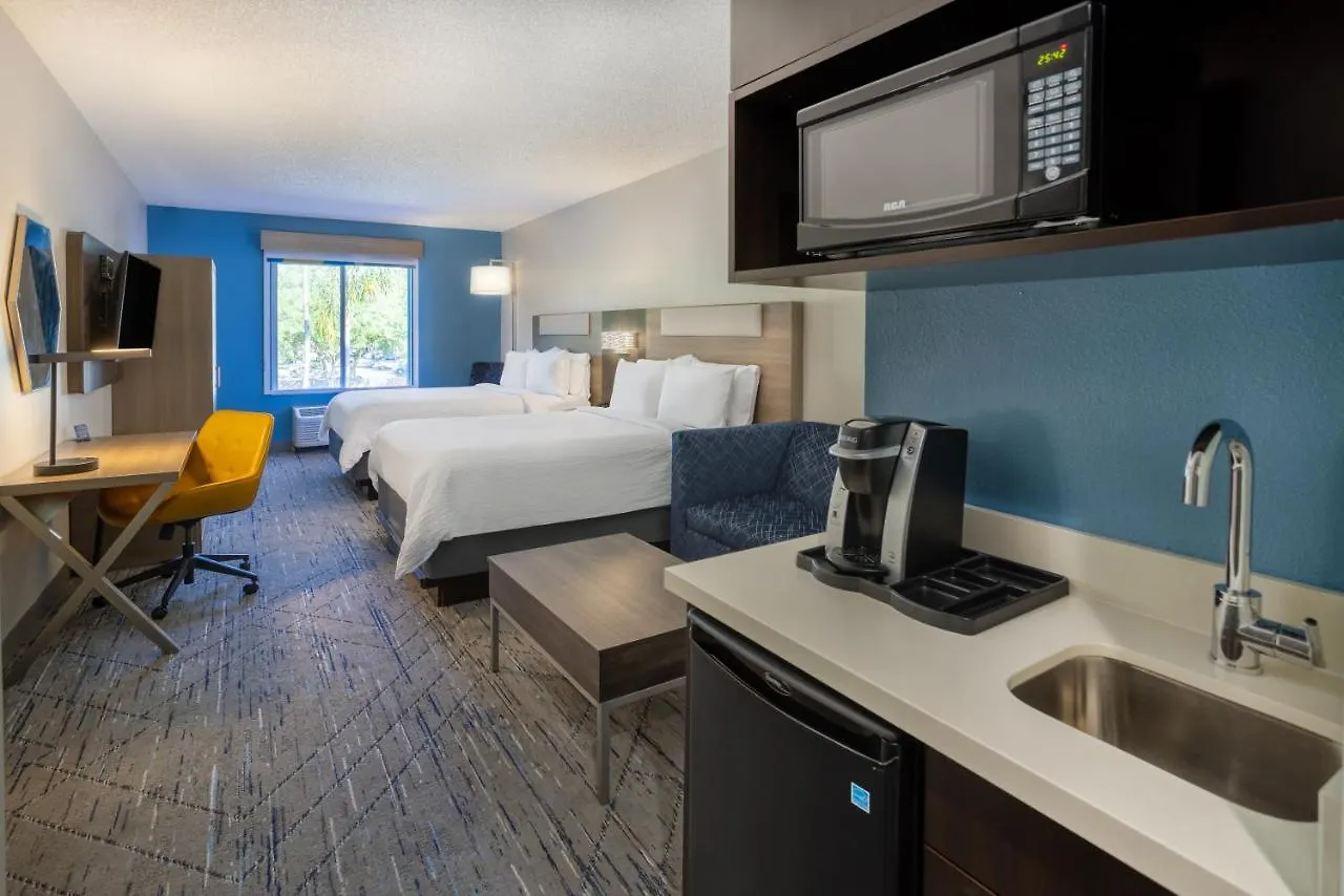 Holiday Inn Express And Suites Tampa I-75 At Bruce B. Downs By Ihg 3*,