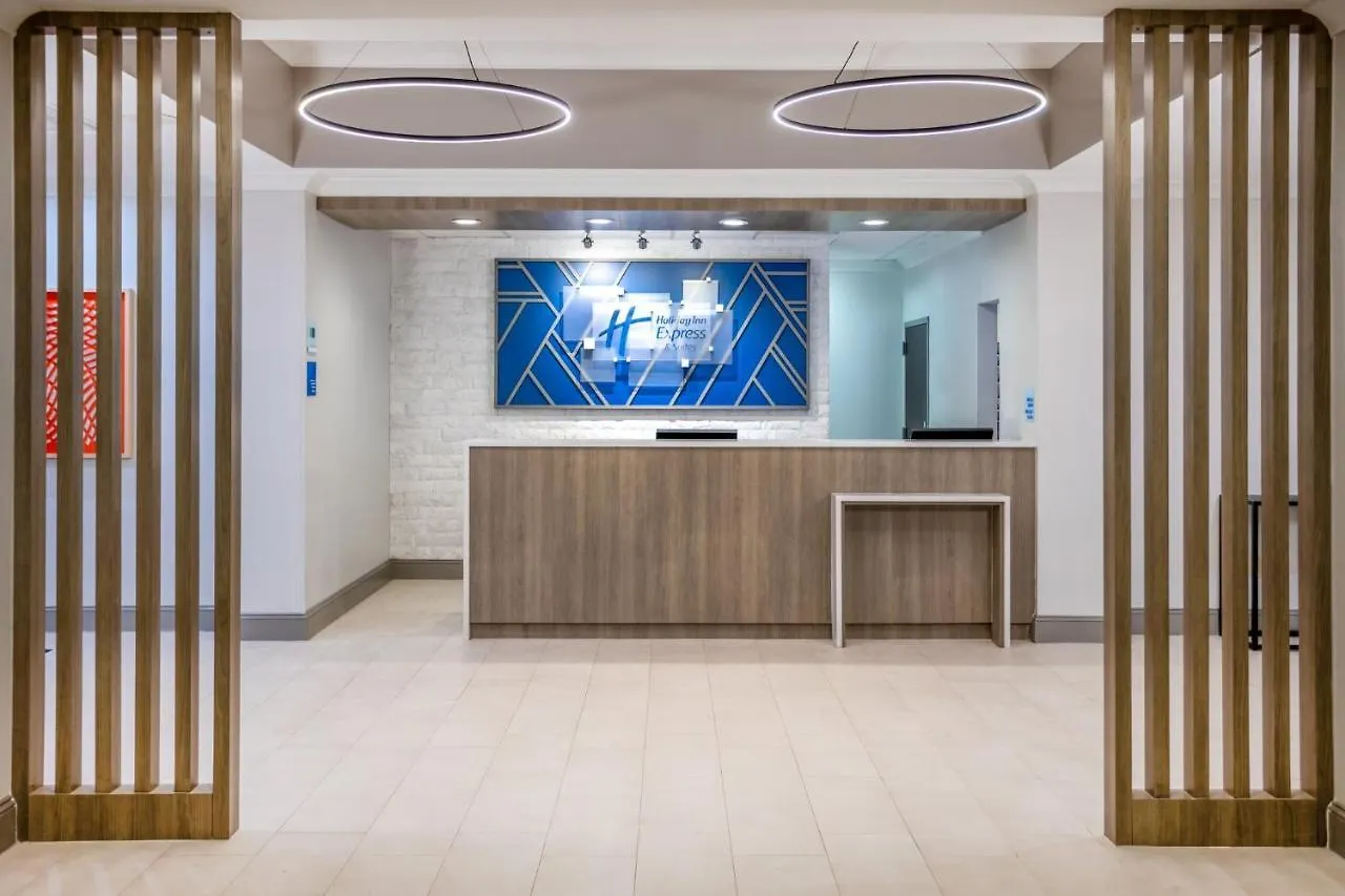 Hotel Holiday Inn Express And Suites Tampa I-75 At Bruce B. Downs By Ihg