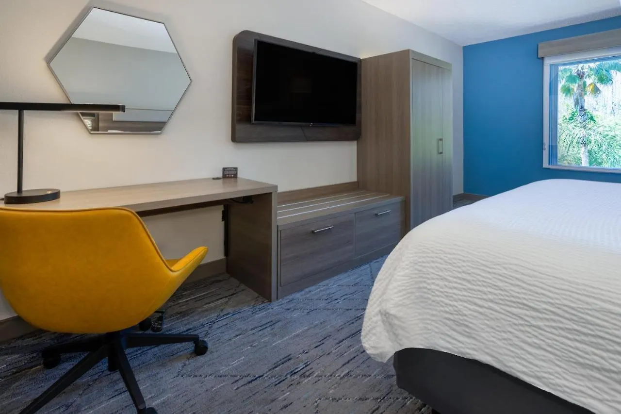 Hotel Holiday Inn Express And Suites Tampa I-75 At Bruce B. Downs By Ihg