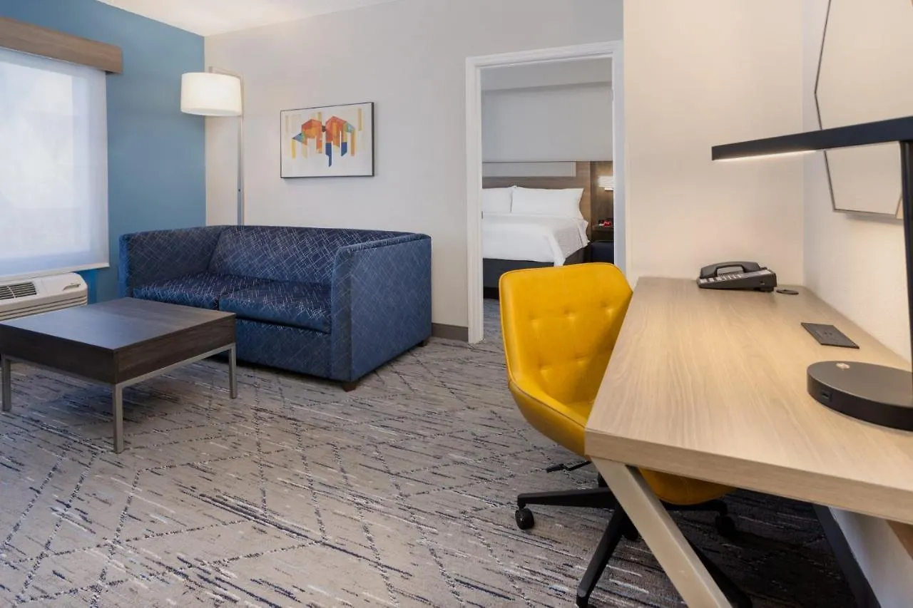 Holiday Inn Express And Suites Tampa I-75 At Bruce B. Downs By Ihg 3*,