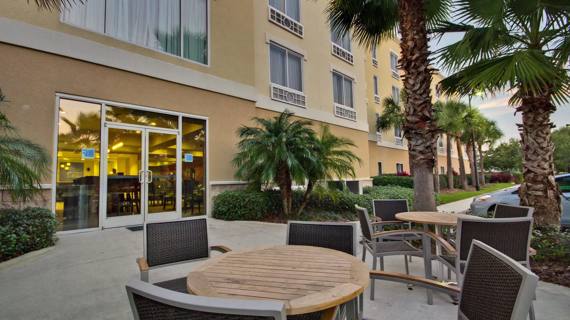 Holiday Inn Express And Suites Tampa I-75 At Bruce B. Downs By Ihg 3*,